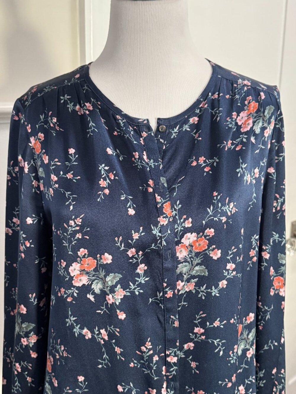 Joie 'Timlyn' Navy Blue Floral Patterned Blouse, S, Great Condition,High-Quality - Picture 2 of 8